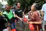 Gojek Bagikan Paket Logistik untuk Korban Banjir