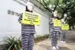 Aksi Hentikan Eksploitasi Monyet di Depan Kedubes Thailand