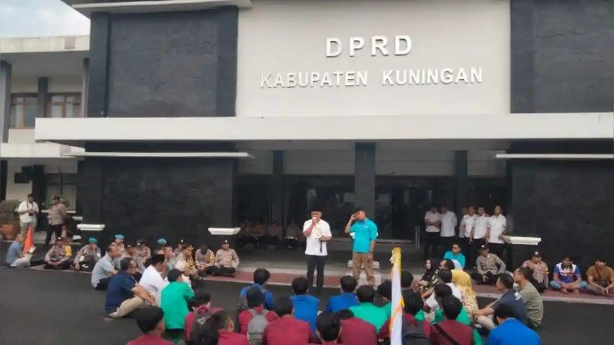  Puluhan Mahasiswa Kuningan Geruduk Kantor DPRD, Ini Tuntutannya Motiv 