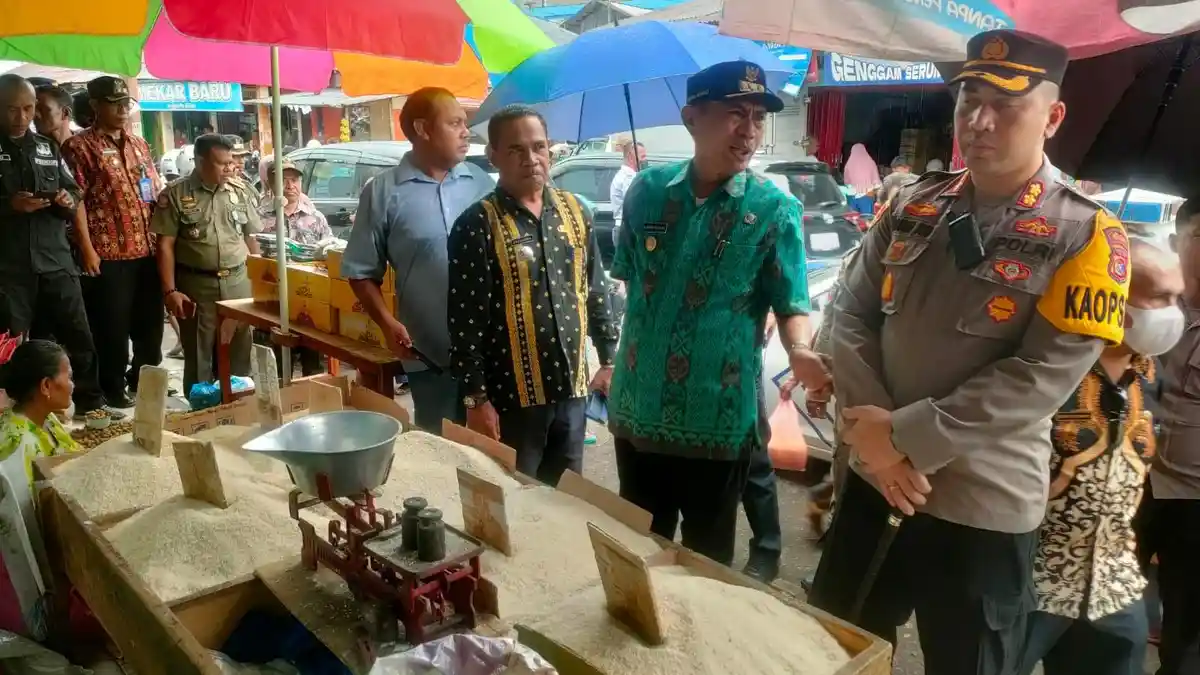 Pastikan Harga Sembako Stabil Jelang Idul Fitri, Kapolres Ende dan Forkopimda Sidak Pasar Mbongawani