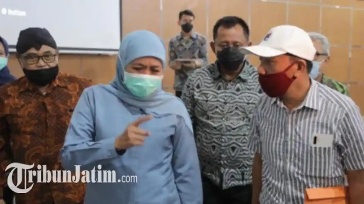 Khofifah, Gubernur Jawa Timur Naikkan UMP Jawa Timur 5,65 Persen