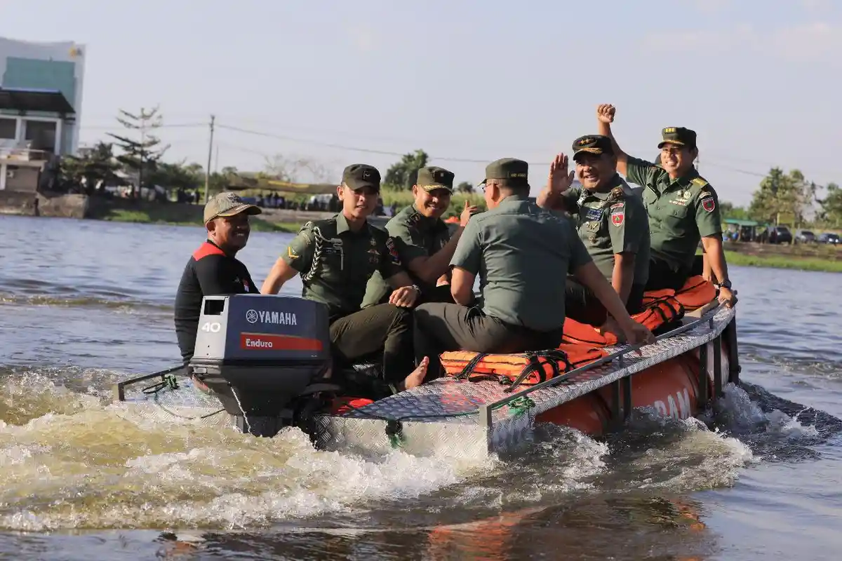 Pangdam XIV Hasanuddin Uji Coba Perahu Rakit Buatan Paldam