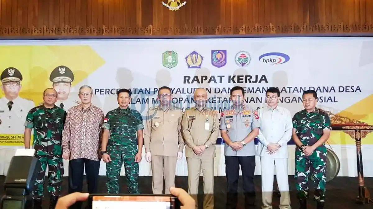 FOTO: Raker Percepatan Penyaluran dan Pemanfaatan Dana Desa - sutarmidji-foto-bersamadirjen-bina-pemerintahan-desa.jpg