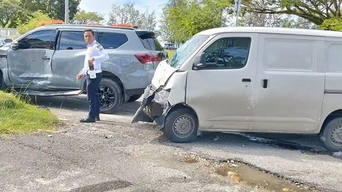 Hendak Belok, Mobil Wakil Bupati Aceh Singkil Tertabrak Box Pengirim Uang 