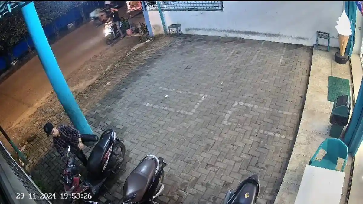 Viral Lokal: 2 Pria Terekam CCTV Curi Motor dari Parkiran Gerai Es krim di Deli Serdang