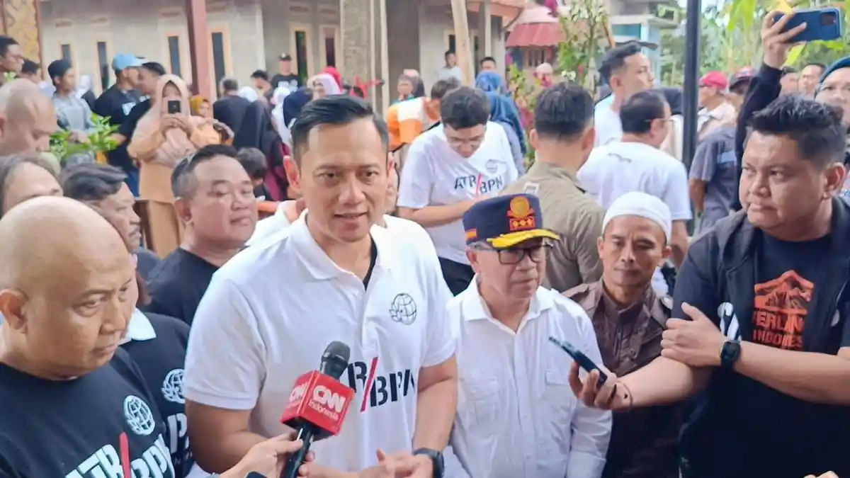 AHY Serahkan Sertifikat ATH kepala Puluhan Warga Cianjur
