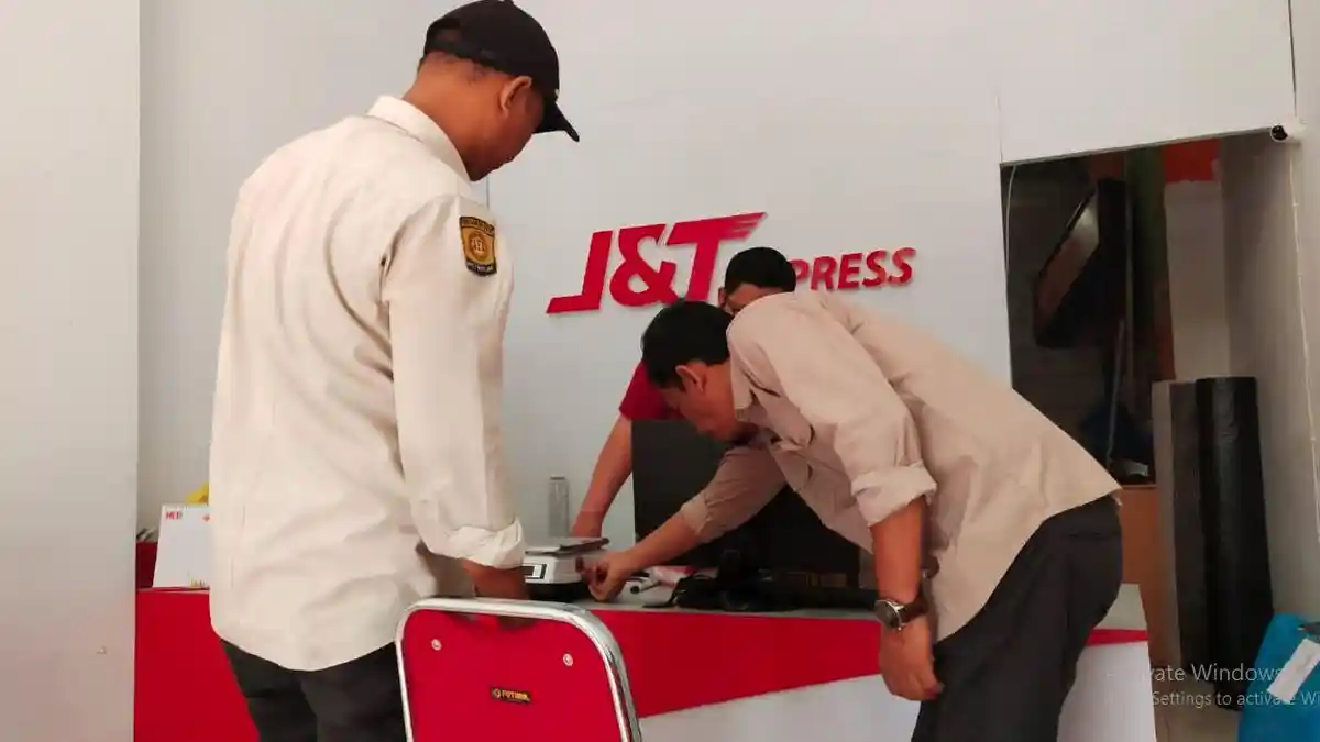 UPTD Metrologi Legal Uji Tera Timbangan Perusahaan Ekspedisi di Padang Panjang