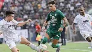 Pemain-Persebaya-Surabaya-Bruno-Moriera-dikepung-pemain-Persik-Kediri.jpg