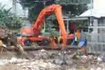 Sampah Kiriman Menumpuk di Pintu Air Manggarai