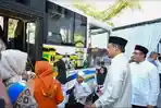 Wali-kota-Medan-Bobby-Nasution-saat-hendak-mencoba-naik-bus-wisata-gratis-d.jpg