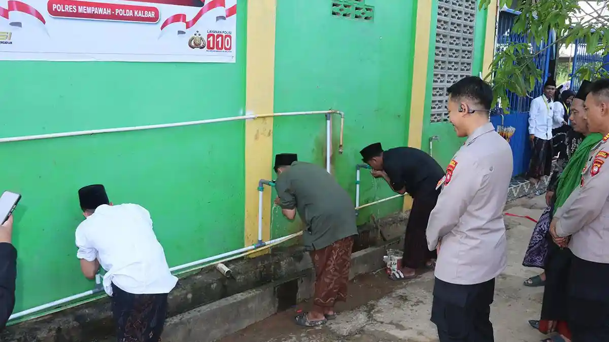 Air Bersih untuk Santri, Polres Mempawah Serahkan Bantuan Sumur Bor di Sungai Pinyuh - Tribunpontianak.co.id