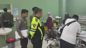Polisi-periksa-keadaan-korban-kecelakaan-di-Tol-Pasuruan-Proboliggo-Sabtu-2352026.jpg