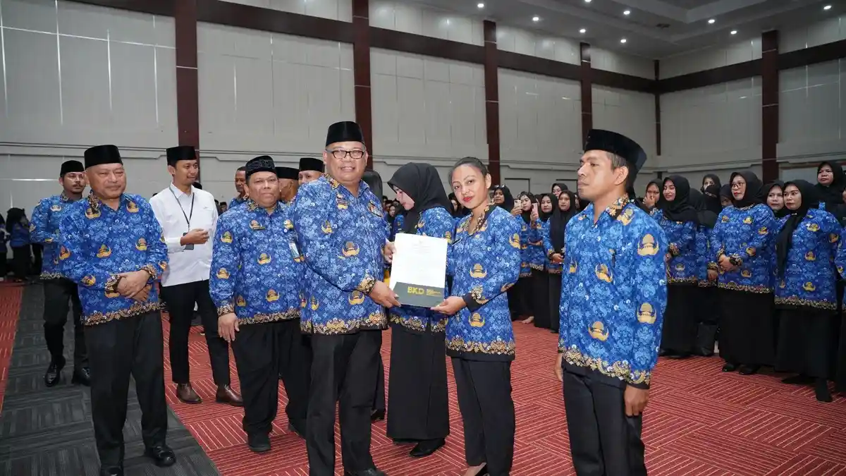 PPPK Tahap II dan Paruh Waktu Pemprov Malut Terima SK, Sarbin Sehe Tekankan Etos Kerja