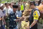 kapolres-lumajang-saat-menyerahkan-sapi-yang-ditemukan-kepada-pemiliknya-sukir.jpg