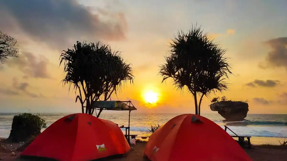 Menakjubkan, Ada Batu Karang Besar dan Spot Sunset yang Menawan di Pantai Madasari Pangandaran