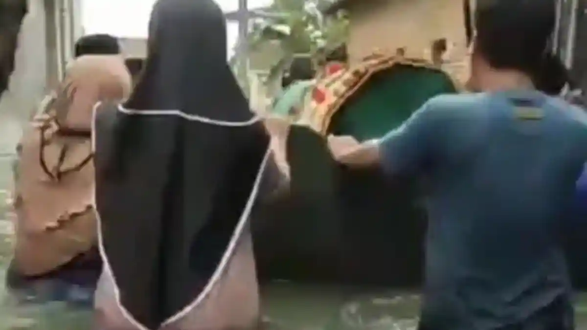 Viral Video Keranda & Jenazah Diangkut dengan Perahu Terobos Banjir di Kudus