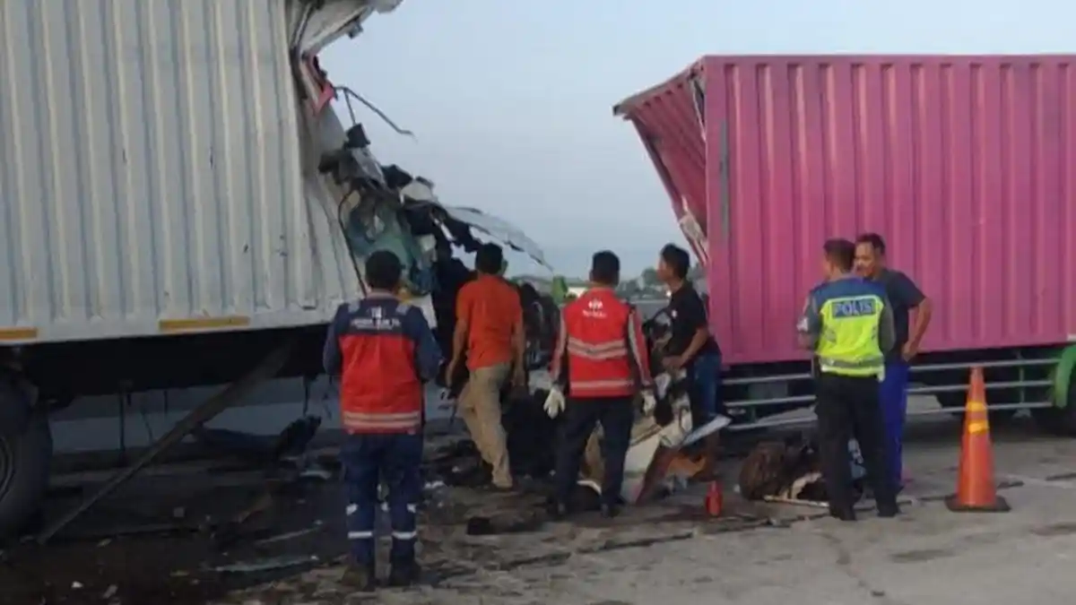 2 Orang Tewas. Truk Boks Tabrak Bokong Truk yang Mengalami Pecah Ban di Tol Pejagan-Pemalang
