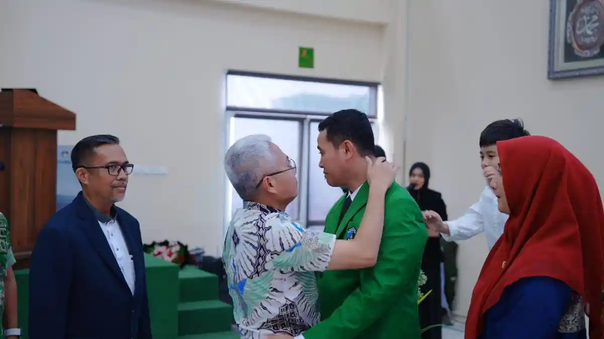 Berurai Air Mata Peluk Adnan Muis RMS, Yusran Lalogau Raih Doktor Kepiting Rajungan Spermonde