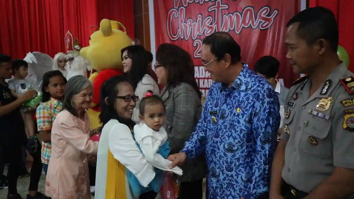 ROR Serahkan Bantuan ke Anak Yatim