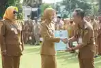 Wali-Kota-Kediri-Vinanda-Prameswati-menyerahkan-SK-Kenaikan-Pangkat-periode-1-Mei-2026.jpg