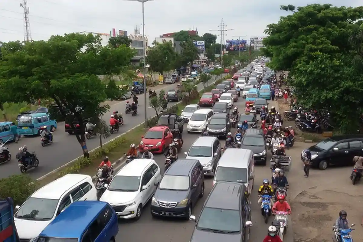 Parkiran Depan Mall M'tos Makin Penuh Jelang Lebaran, Sampai ke Badan Jalan - macet-di-depan-makassar-town-square_20160626_190039.jpg
