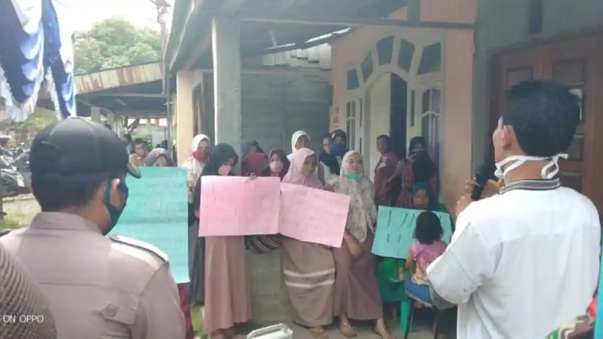 Puluhan Warga Rukoen Damee Abdya Datangi Kantor Keuchik, Minta BLT-DD, Begini Kata Keuchik & Camat