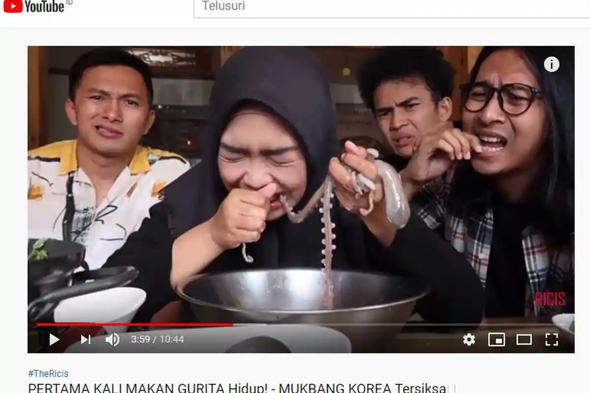 Makan Gurita Hidup, Ria Ricis Dikecam