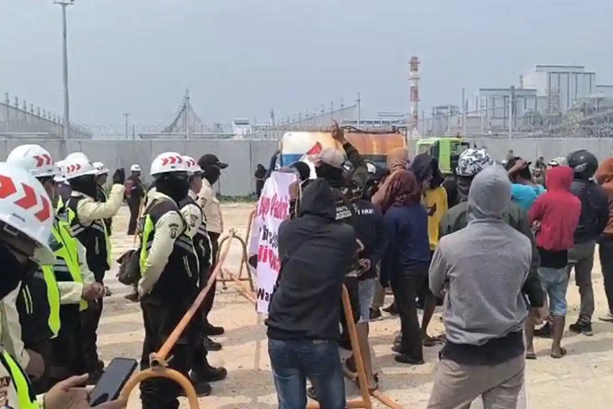 Warga Mengare Gresik Gelar Demo di KEK JIIPE, Tagih Janji Penyerapan Tenaga Kerja Warga Lokal