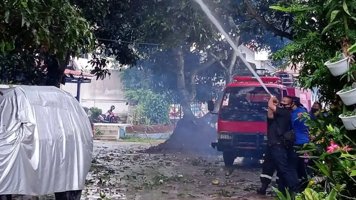 Ada Warga Isolasi Mandiri di Rumah, Damkar Kuningan Semprotkan Cairan Disinfektan ke Permukiman