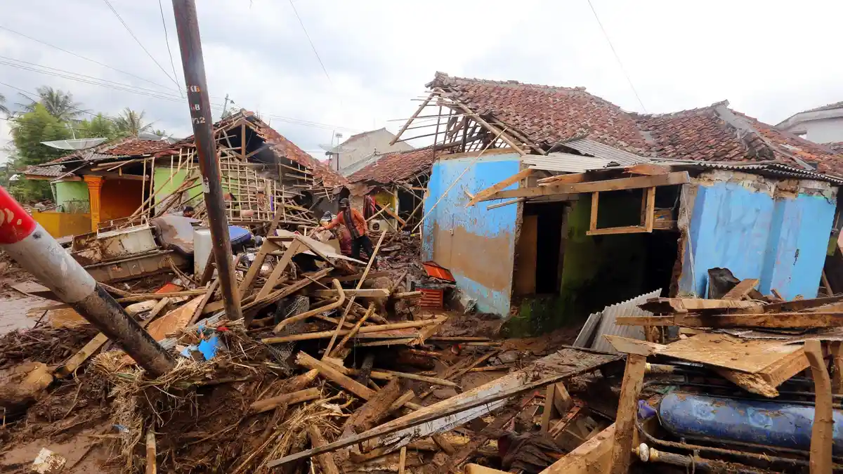 Bamsoet Berikan Bantuan Kepada Korban Banjir Bandang Sukabumi