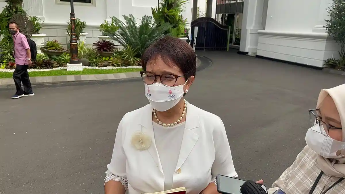 Ketika Menlu Retno Marsudi Betulkan Pin KTT G20 PM Inggris dan PM Kanada yang Dipakai Terbalik