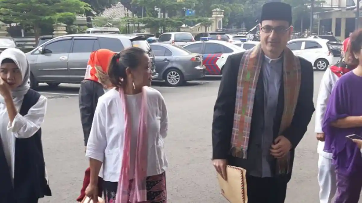 Sam Aliano Curigai Lawan Politik Dibalik Perusak Baliho Dirinya Maju Capres di Kawasan Warung Buncit