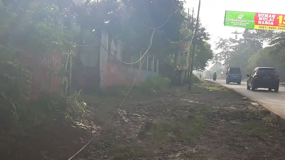 Hati-hati, Ada Kabel Menjuntai di Pinggir Jalan Jonggol Cileungsi