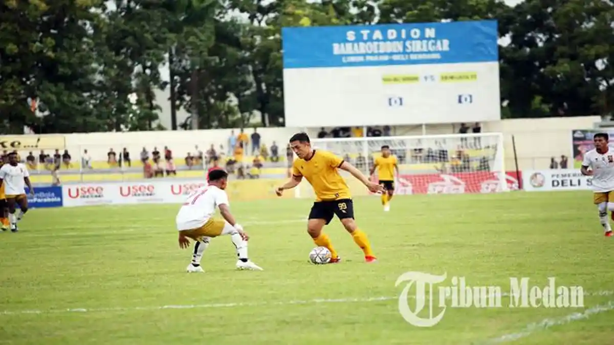 Berita Foto: PSDS Lawan Sriwijaya FC Berakhir dengan Skor Kacamata di Stadion Baharuddin Siregar - 1192022_MELEWATI-LAWAN_ABDAN-SYAKURO-3.jpg