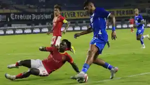 Gelandang-Persib-Bandung-Berguinho-mengecoh-pemain-Manila-Digger-pada-laga-playoff.jpg