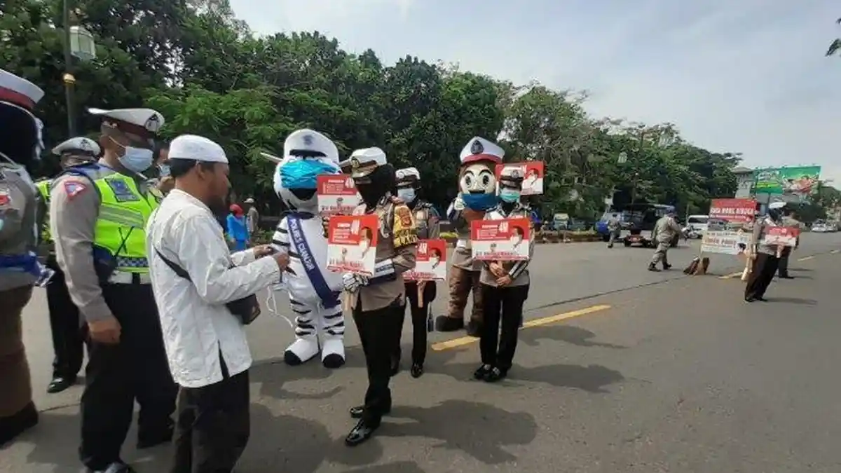 Operasi Zebra Hari Pertama di Cianjur, Polisi Gunakan Metode Hunting hingga Bagi-bagi Masker
