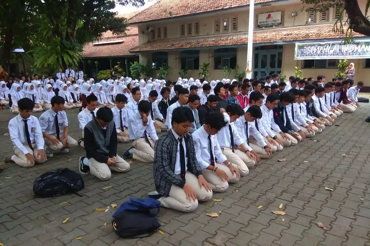 Tradisi Sujud Syukur dan Berbagi Nasi Dus Usai Pengumuman Kelulusan di SMAN 3 Yogyakarta