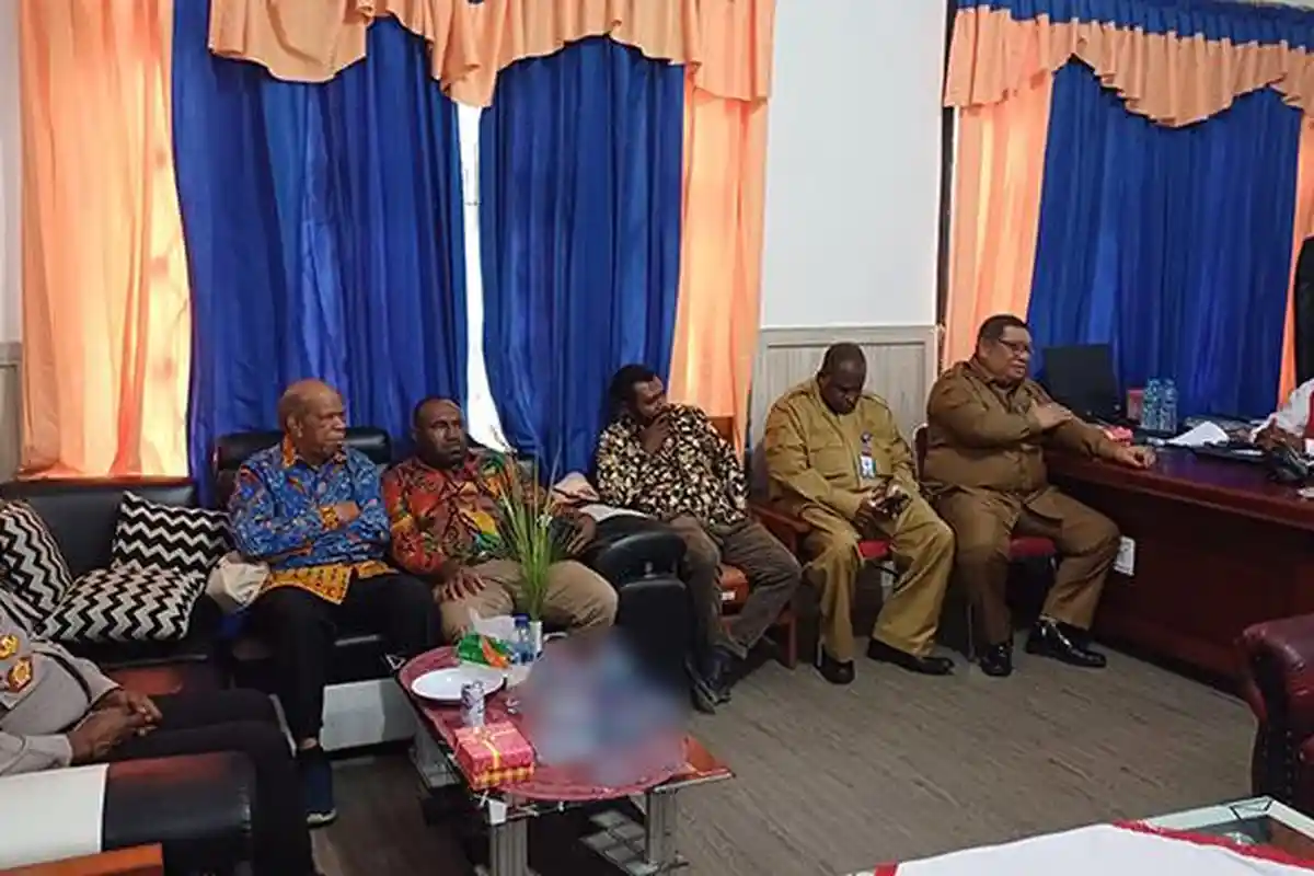 Pj Bupati dan Pj Sekda Maybrat ke Kantor KPU Tinjau Persiapan Pendaftaran Bakal Paslon Pilkada 2024