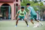Bek-Persebaya-Arief-Catur-Pamungkas-saat-menjalani-latihan-tim-di-Lapangan-Thor-Surabaya.jpg