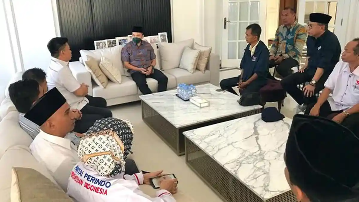 Bertemu TGB, Petinggi Partai Perindo NTB Bahas Isu Pergantian Pengurus