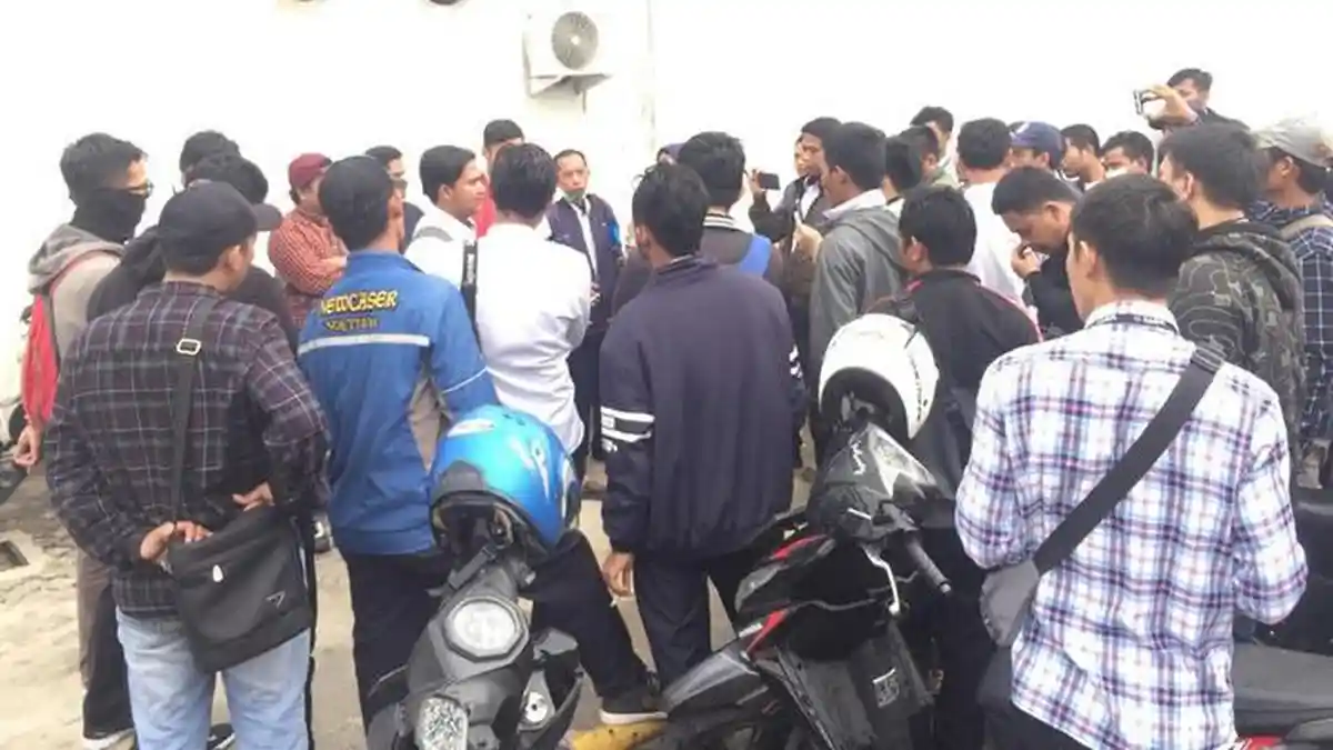 RATUSAN Pekerja Kontrak di Bandara Soetta Protes Dipecat Sepihak Imbas Wabah Corona