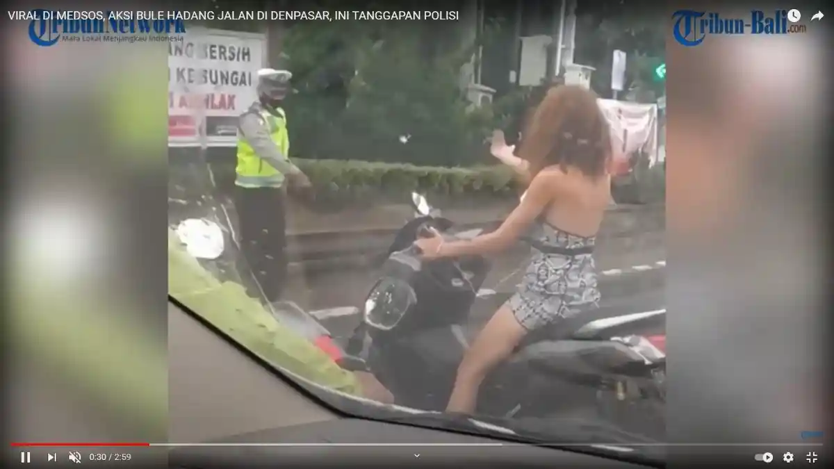 VIRAL Video Bule Tak Pakai Masker dan Helm, Hadang Pengendara Lain dan Tantang Polisi Adu Argumen