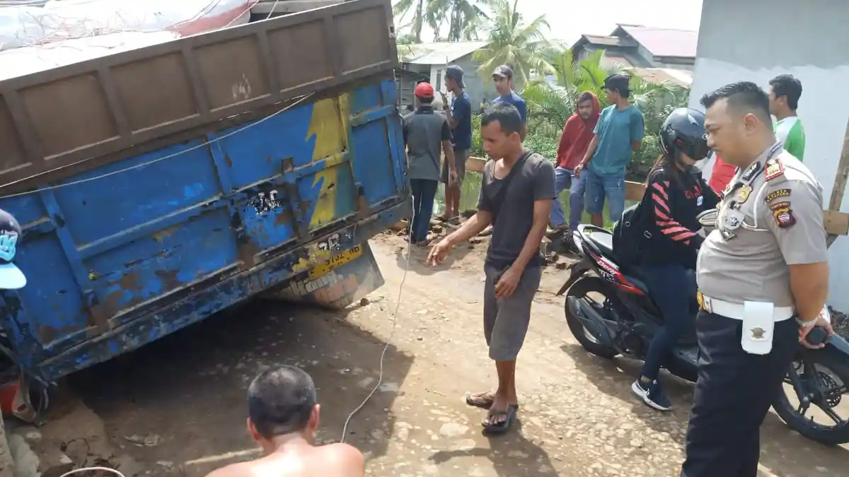 Jembatan Darurat Yang Amblas di Kecamatan Delta Pawan Sudah Dapat Dilalui Kendaraan