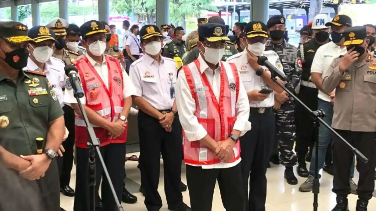 Menhub Bersama Pangdam dan Kapolda Metro Jaya Tinjau Arus Mudik di Stasiun Pasar Senen