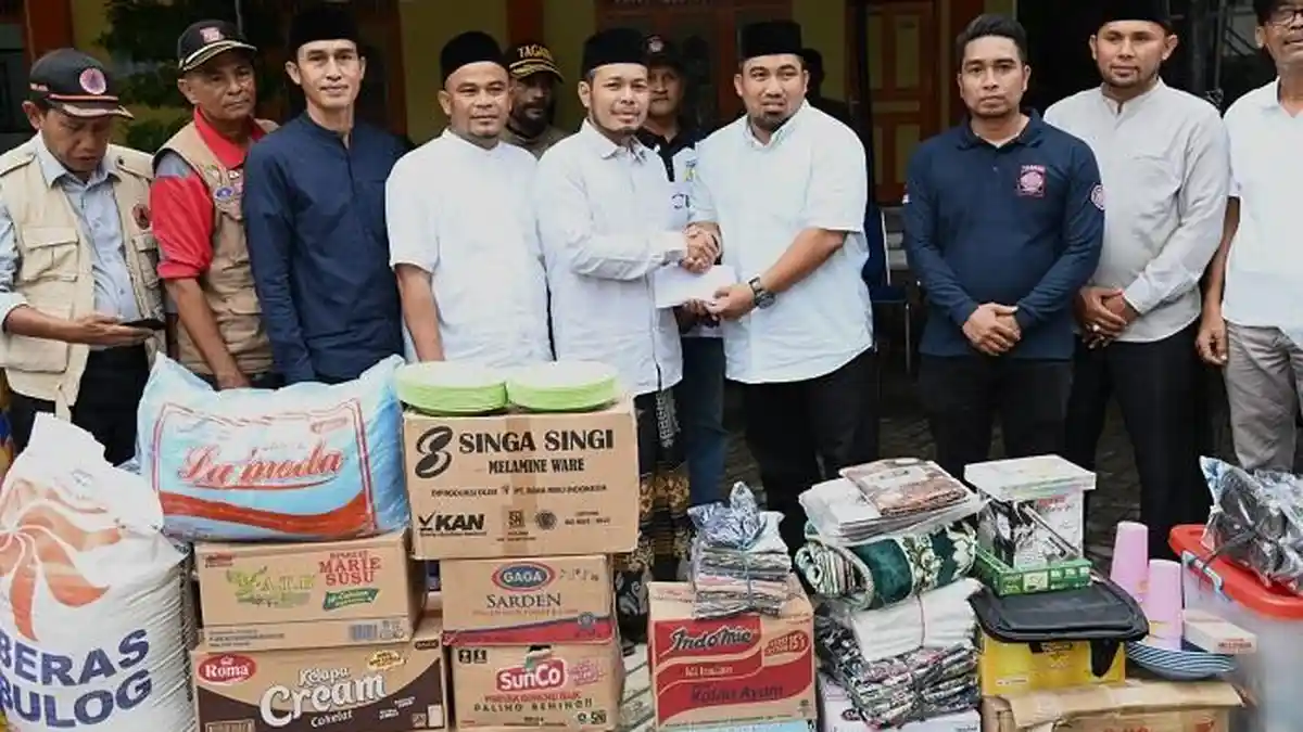Pj Bupati Aceh Besar Serahkan Bantuan untuk Dayah Babul Maghfirah yang Terbakar