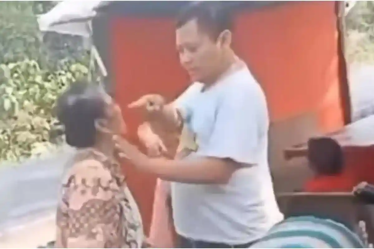 BIADAB! Pria Pukul dan Ludahi Nenek-nenek di Grobogan, Niatnya Ingin Melerai Malah Berujung Emosi