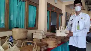 Lurah-Muntuk-menunjukkan-hasil-kerajinan-bambu-yang-dibuat.jpg
