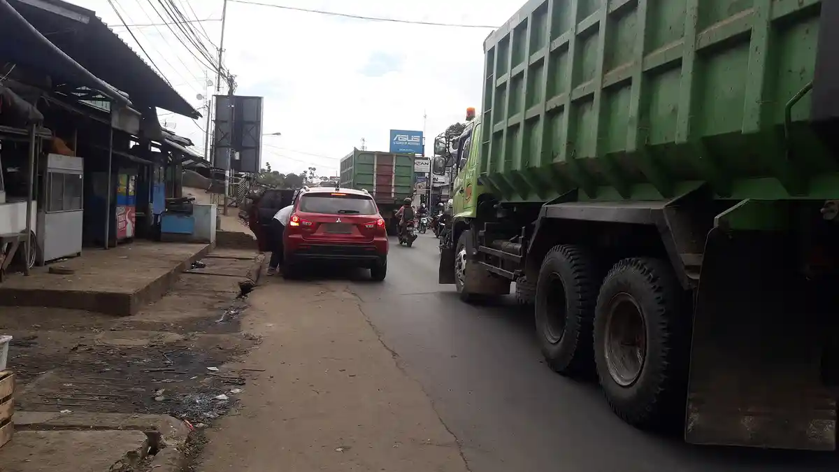 Mobil Kerap Berhenti Sembarangan, Jalanan Sekitar Pasar Tanjungsari Sering Macet