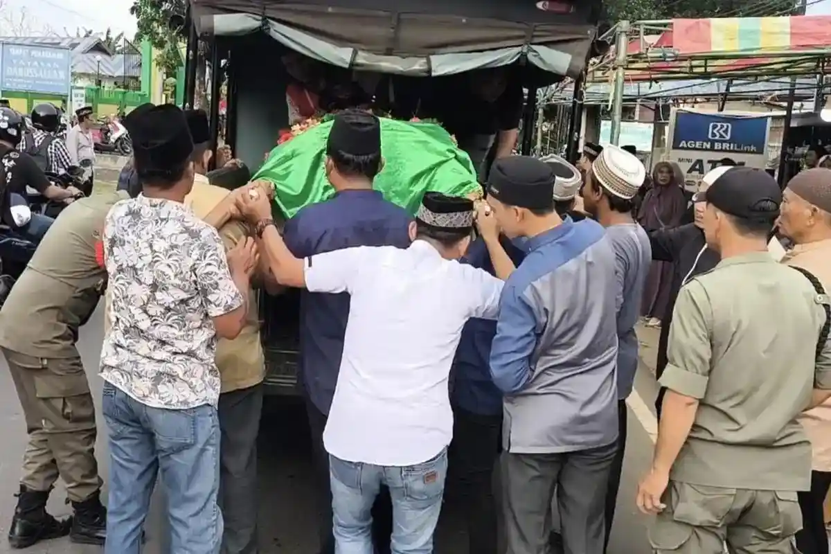 Lagi Asyik Ngopi, Kakek Fresdi Tewas Diseruduk Mobil Sampah Hilang Kendali