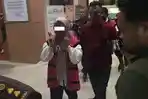 Momen-Tersangka-Korupsi-Bagian-Umum-Setda-Kendari-Senyum-dan-Pose-2-Jari-Sebelum-Naik-Mobil-Tahanan.jpg